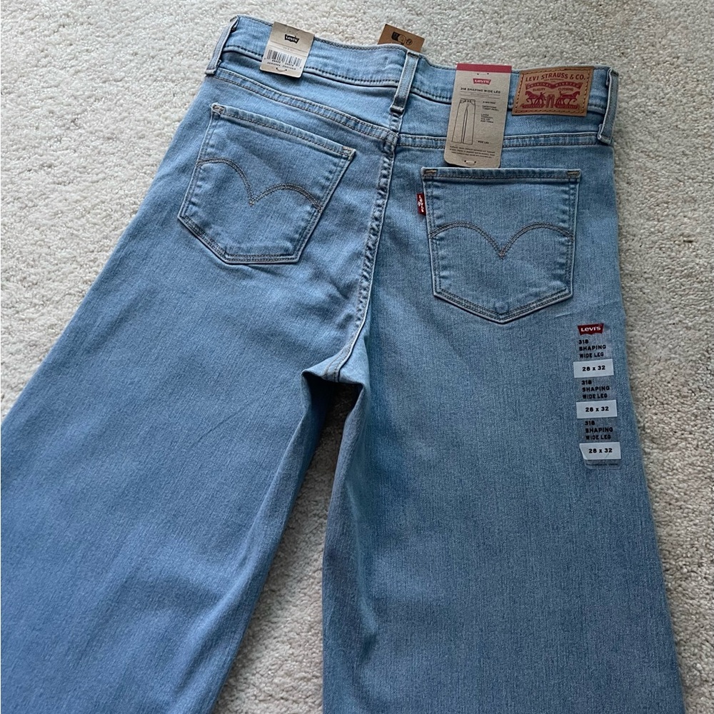 NWT Levi’s 318 Shaping Wide Leg Light Wash Size 28/32 - Picture 8 of 14